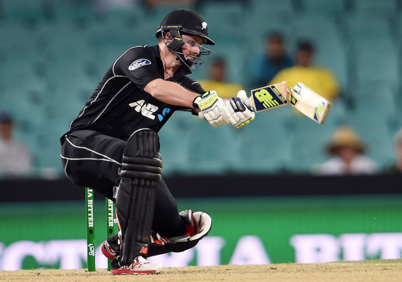 Colin Munro's bat breaks, Australia v New Zealand, 1st ODI, Sydney, December 4, 2016