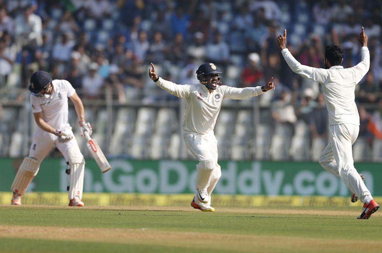India appeal for the wicket of Chris Woakes, India v England, 4th Test, Mumbai, 2nd day, December 9, 2016
