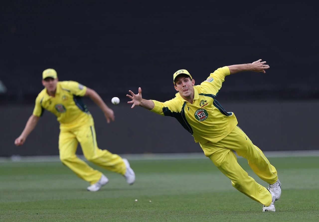 Mitchell Marsh reaches out for a catch, Australia v New Zealand, 3rd ODI, Melbourne, December 9, 2016