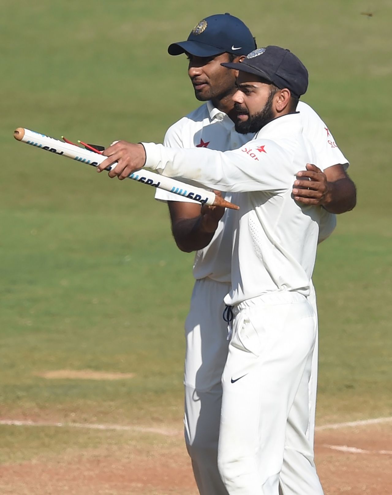 Jayant Yadav and Virat Kohli have a chat, India v England, 4th Test, Mumbai, 5th day, December 12, 2016
