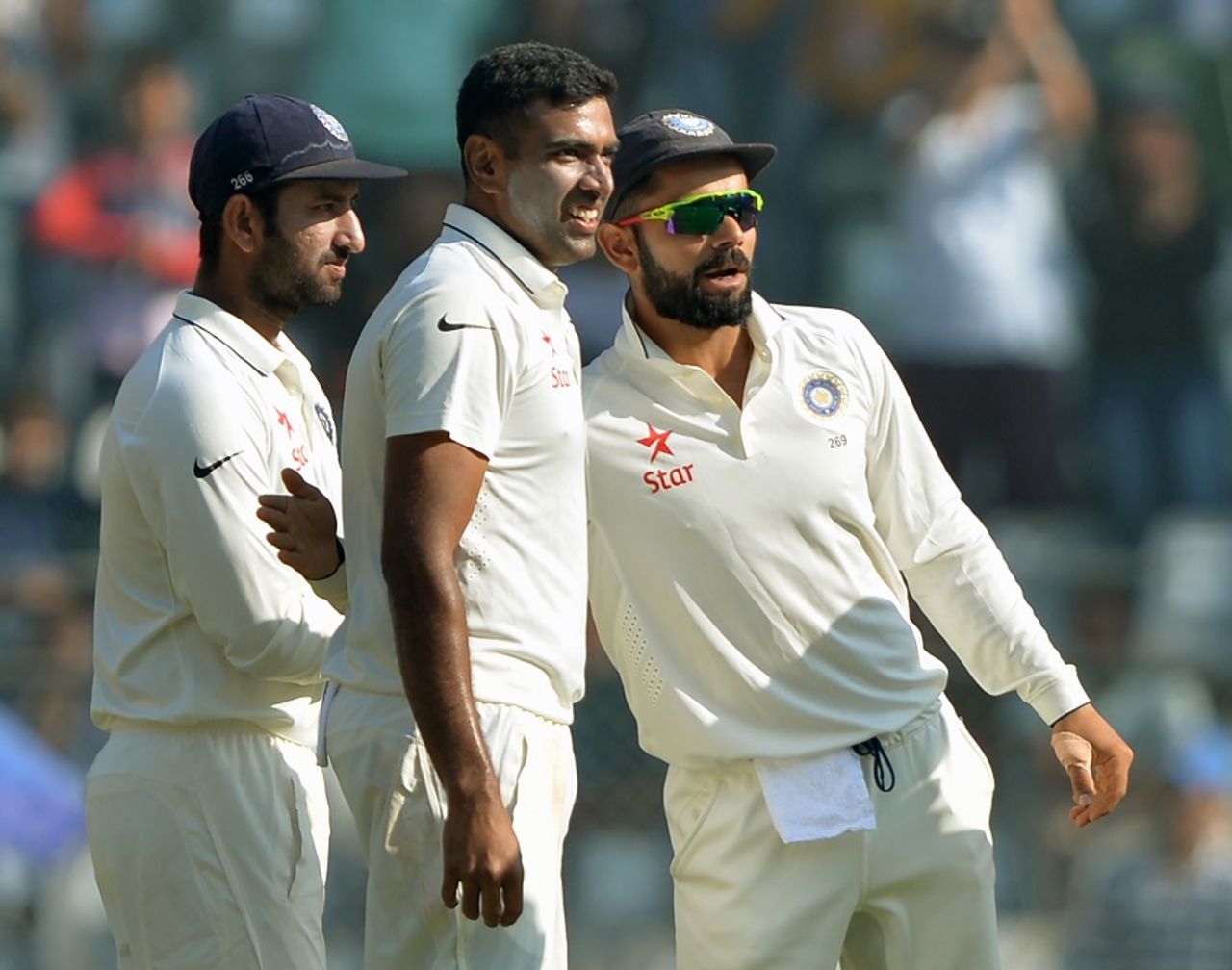 R Ashwin gets a pat from Virat Kohli, India v England, 4th Test, Mumbai, 5th day, December 12, 2016