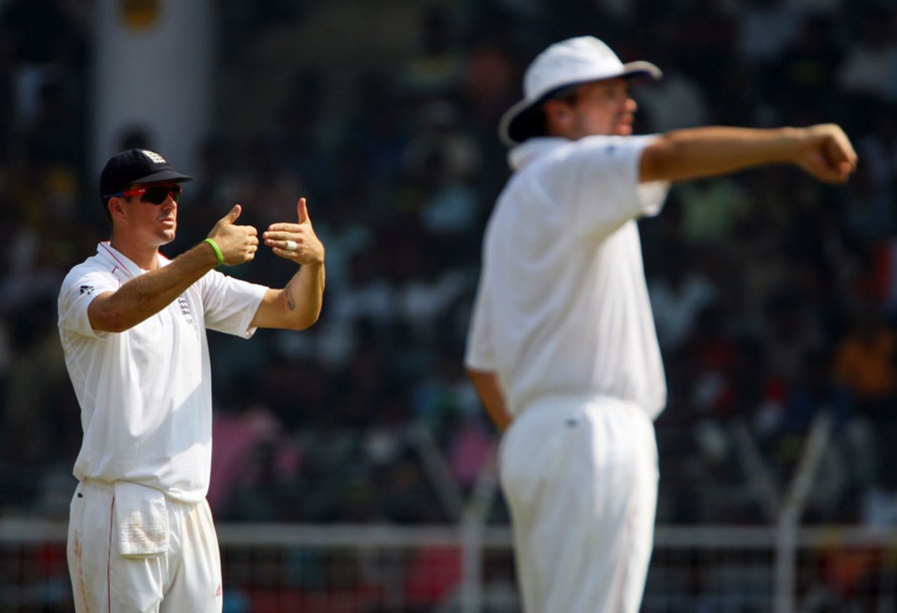 Kevin Pietersen adjusts the field, India v England, 1st Test, Chennai, 5th day, December 15, 2008