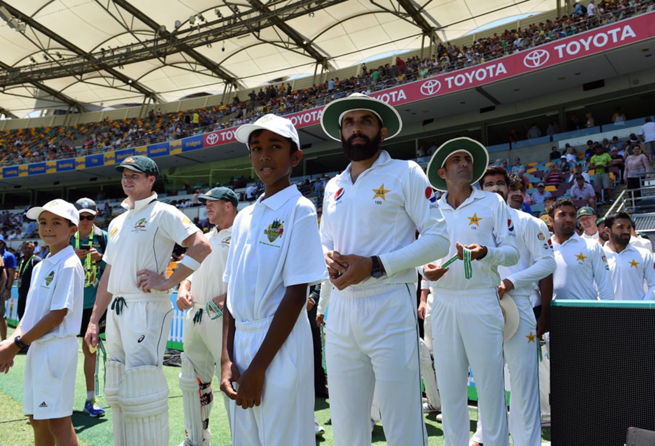 The teams line up before the start of the Test, Australia v Pakistan, 1st Test, 1st day, Brisbane, December 15, 2016