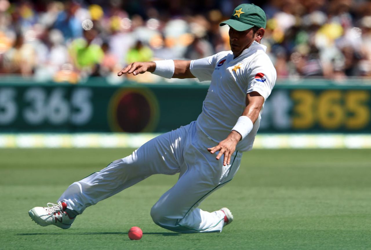 Yasir Shah slides in the field, Australia v Pakistan 1st Test, 1st day, Brisbane, December 15, 2016