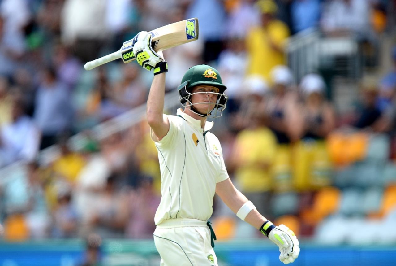 Steven Smith acknowledges the crowd after falling on 130, Australia v Pakistan, 1st Test, Brisbane, 2nd day, December 16, 2016