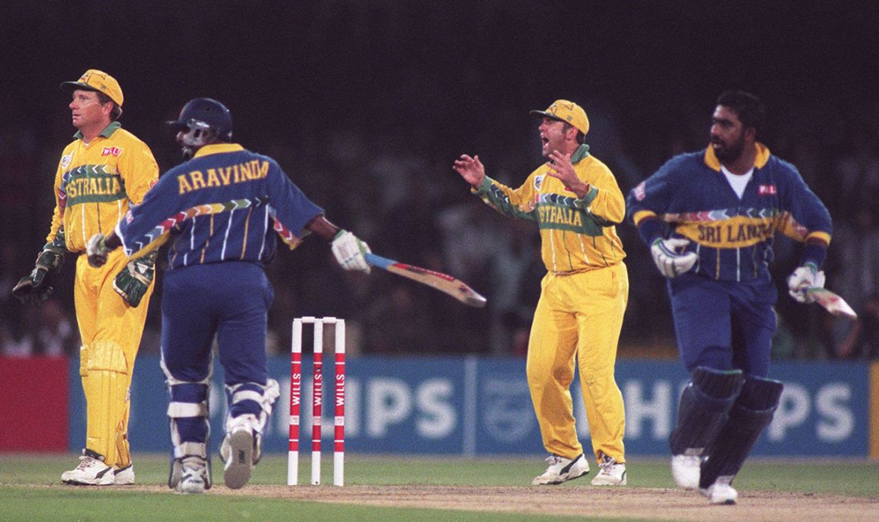 Aarvinda de Silva and Asanka Gurusinha take a run, Australia v Sri Lanka, World Cup final, Lahore, March 17, 1996