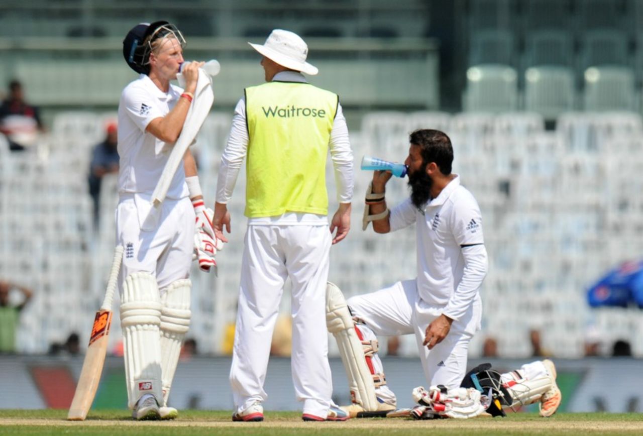 Joe Root and Moeen Ali needed to hydrate on a humid morning in Chennai, India v England, 5th Test, Chennai, 1st day, December 16, 2016