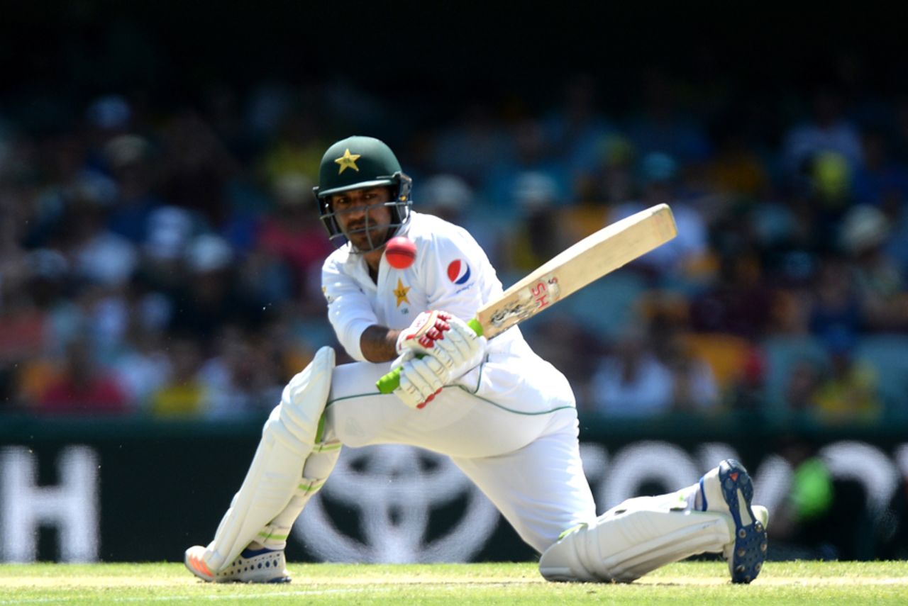 Sarfraz Ahmed plays a sweep, Australia v Pakistan, 1st Test, Brisbane, 3rd day, December 17, 2016