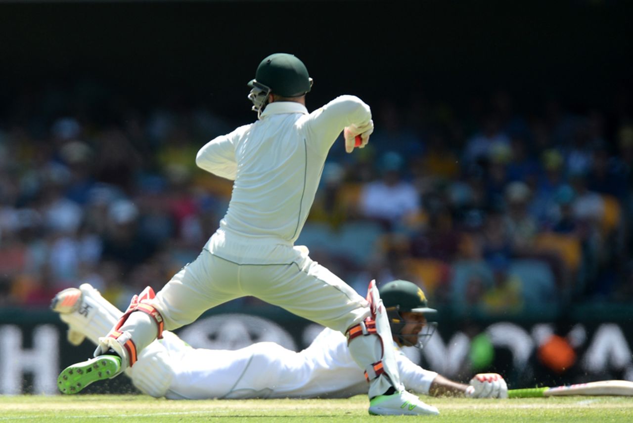 Matthew Wade takes aim at the other end after Sarfraz Ahmed makes his ground, Australia v Pakistan, 1st Test, Brisbane, 3rd day, December 17, 2016