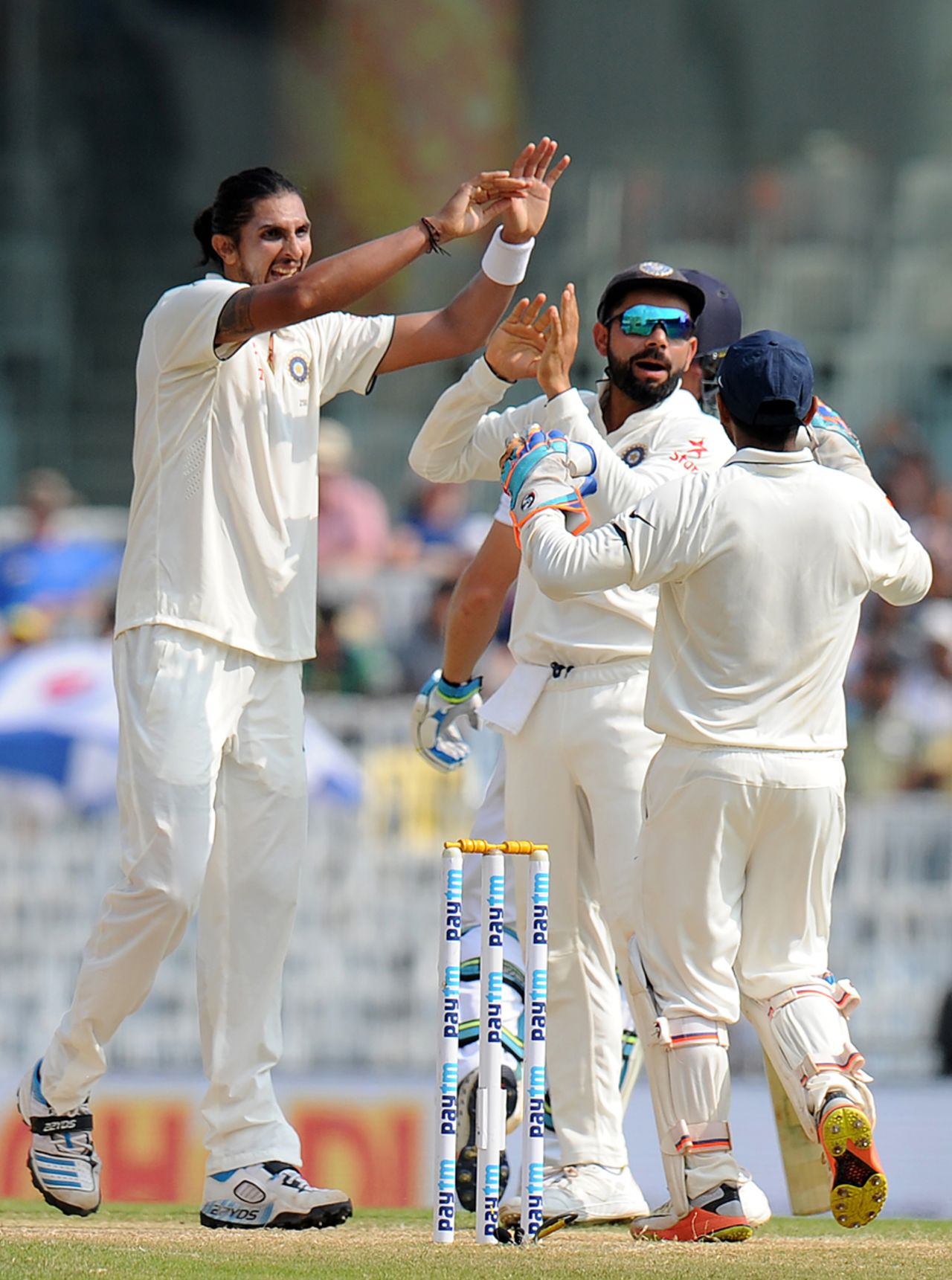 Ishant Sharma celebrates with his team-mates after dismissing Jos Buttler, India v England, 5th Test, Chennai, 2nd day, December 17, 2016