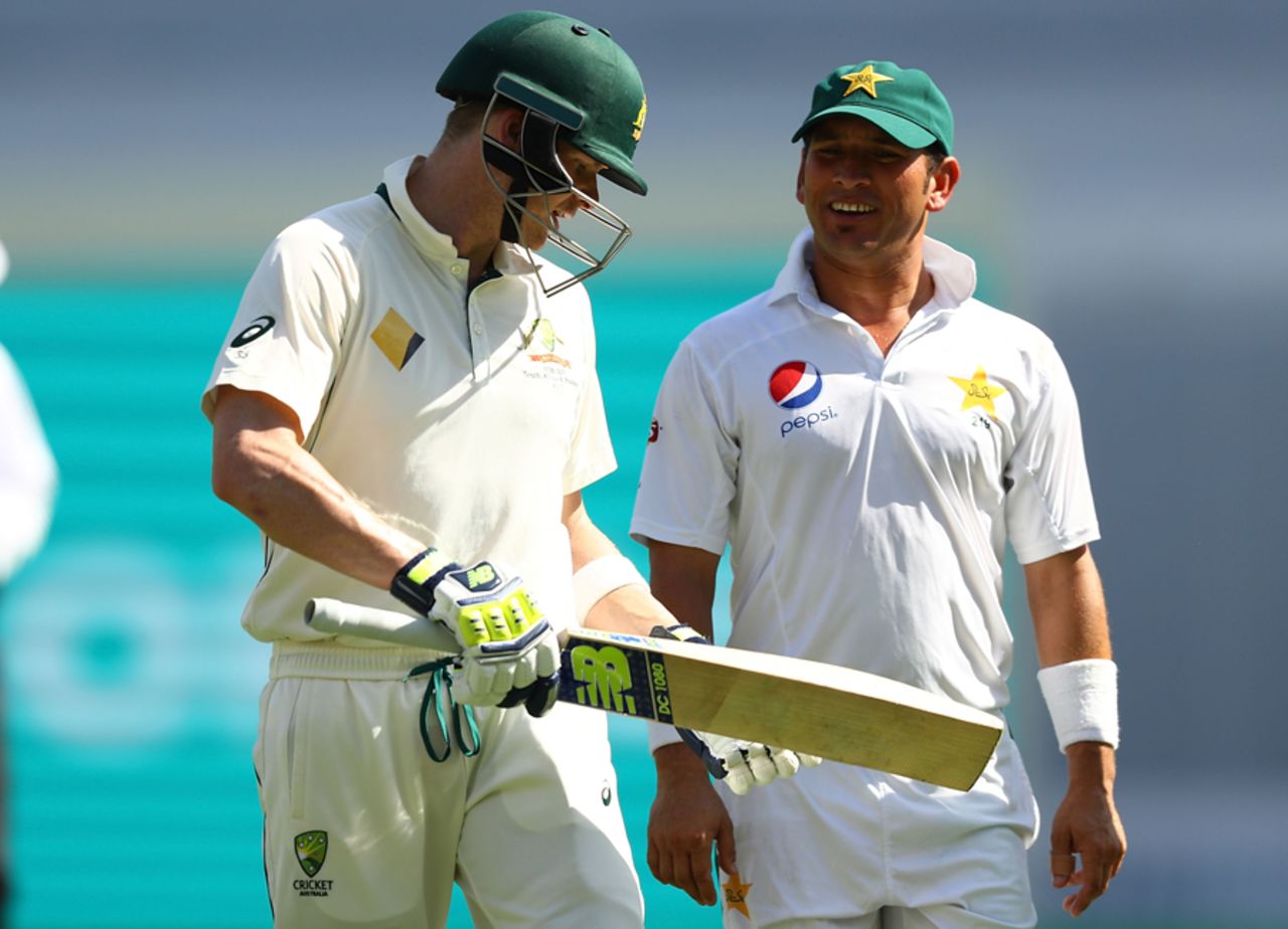 Steven Smith and Yasir Shah have a friendly conversation, Australia v Pakistan, 1st Test, Brisbane, 3rd day, December 17, 2016