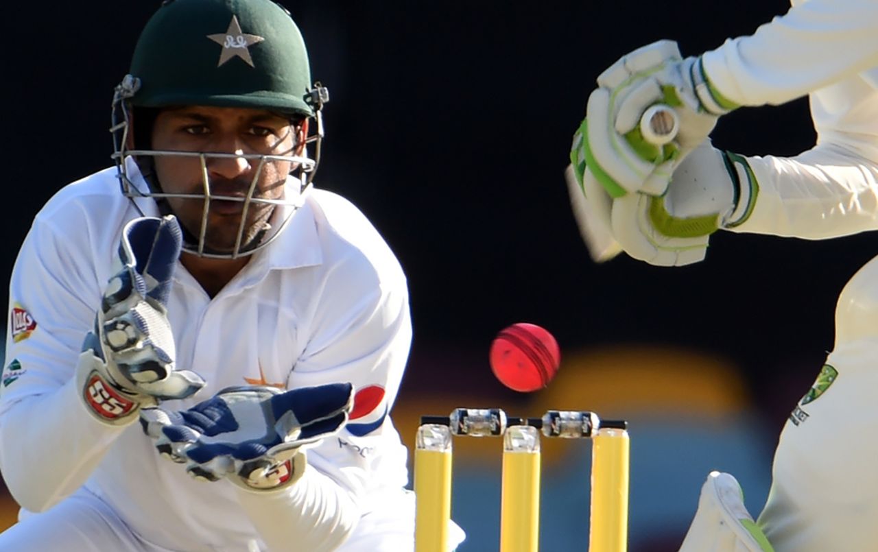 Sarfraz Ahmed watches the ball closely, Australia v Pakistan, 1st Test, Brisbane, 3rd day, December 17, 2016