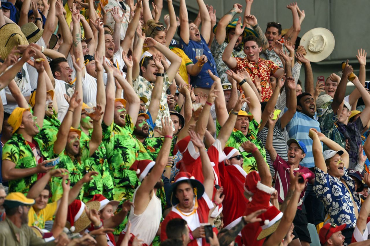 The crowd performs a Mexican Wave, Australia v Pakistan, 1st Test, Brisbane, 3rd day, December 17, 2016