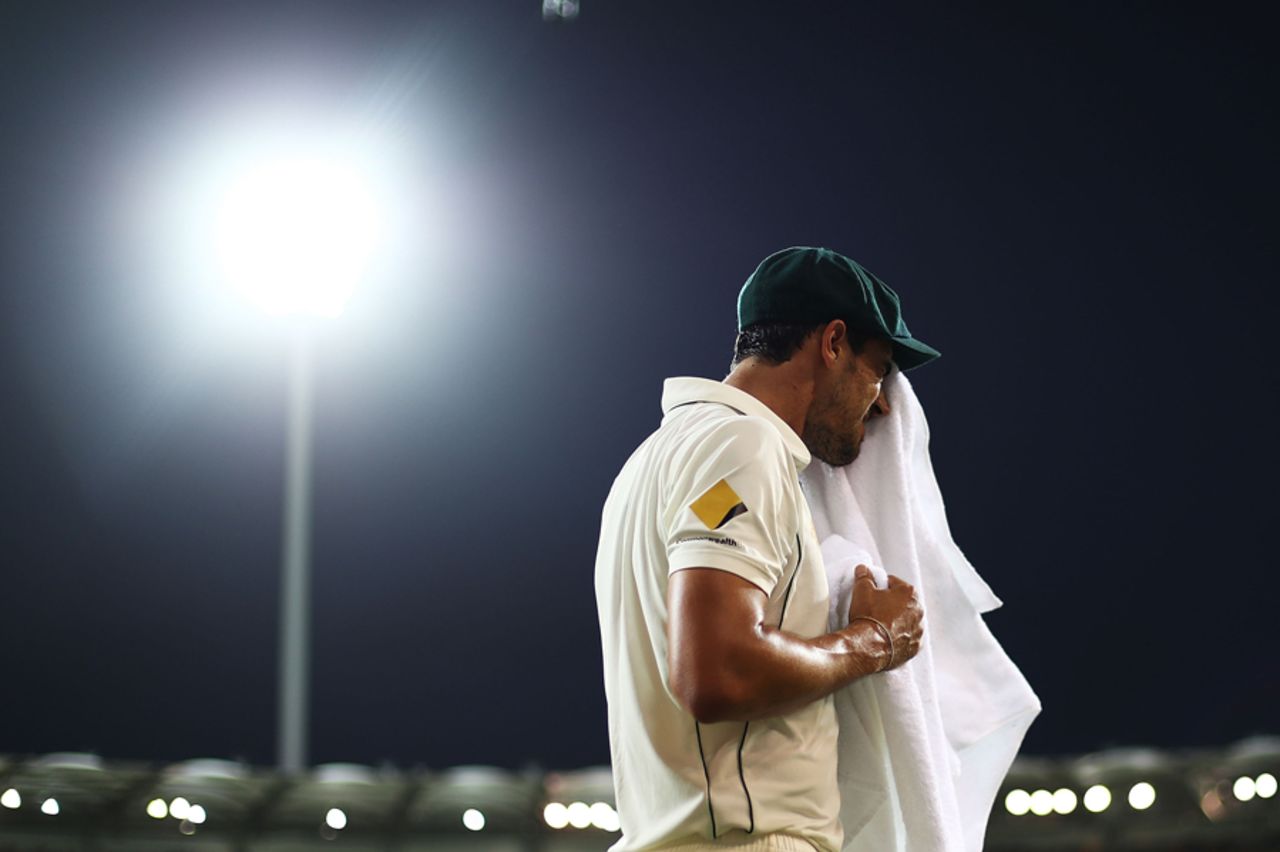 Mitchell Starc cools down at the boundary, Australia v Pakistan, 1st Test, Brisbane, 3rd day, December 17, 2016