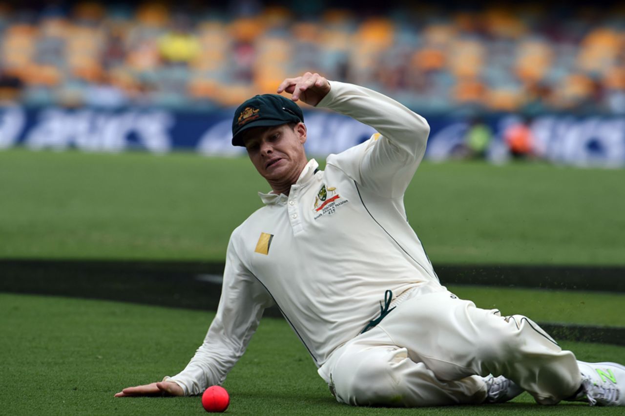 Steven Smith slides in the outfield, Australia v Pakistan, 1st Test, Brisbane, 4th day, December 18, 2016