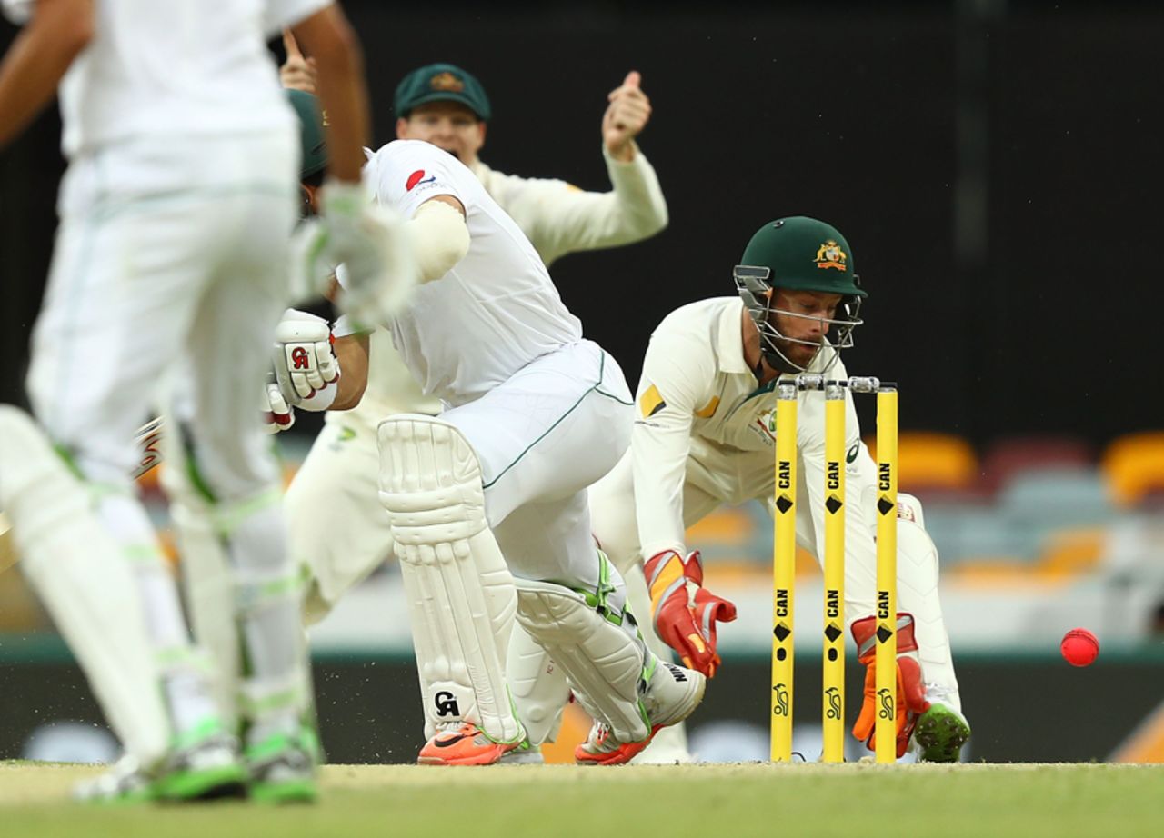 Matthew Wade fumbles behind the wicket, Australia v Pakistan, 1st Test, Brisbane, 4th day, December 18, 2016