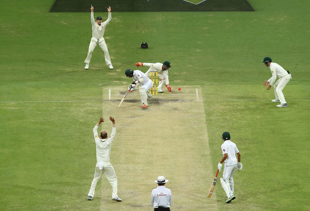 Nathan Lyon beats Misbah-ul-Haq, Australia v Pakistan, 1st Test, Brisbane, 4th day, December 18, 2016