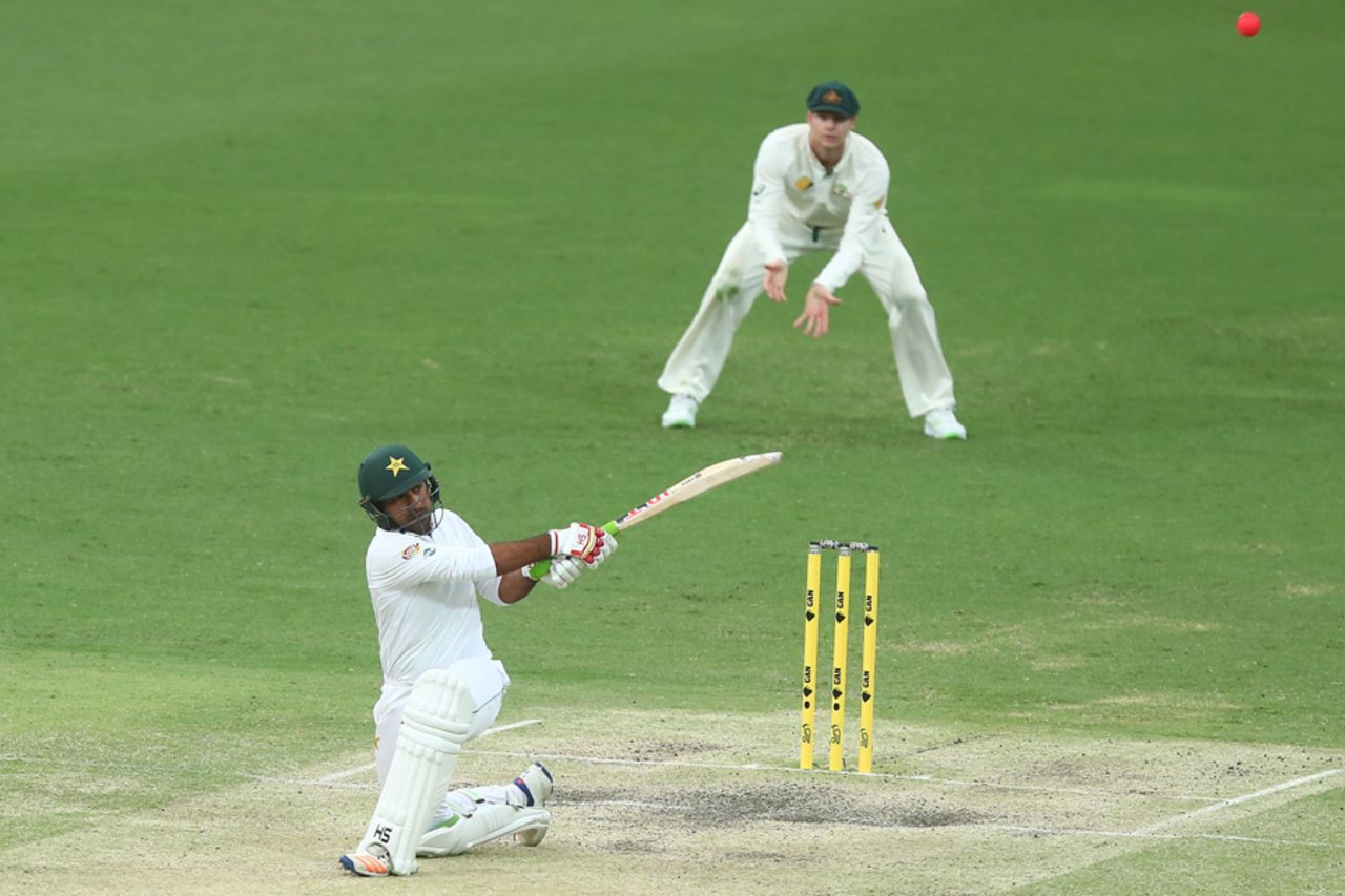 Sarfraz Ahmed heaves one into the leg side, Australia v Pakistan, 1st Test, Brisbane, 4th day, December 18, 2016