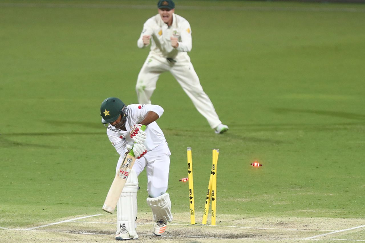 Sarfraz Ahmed gets cleaned up, Australia v Pakistan, 1st Test, Brisbane, 4th day, December 18, 2016