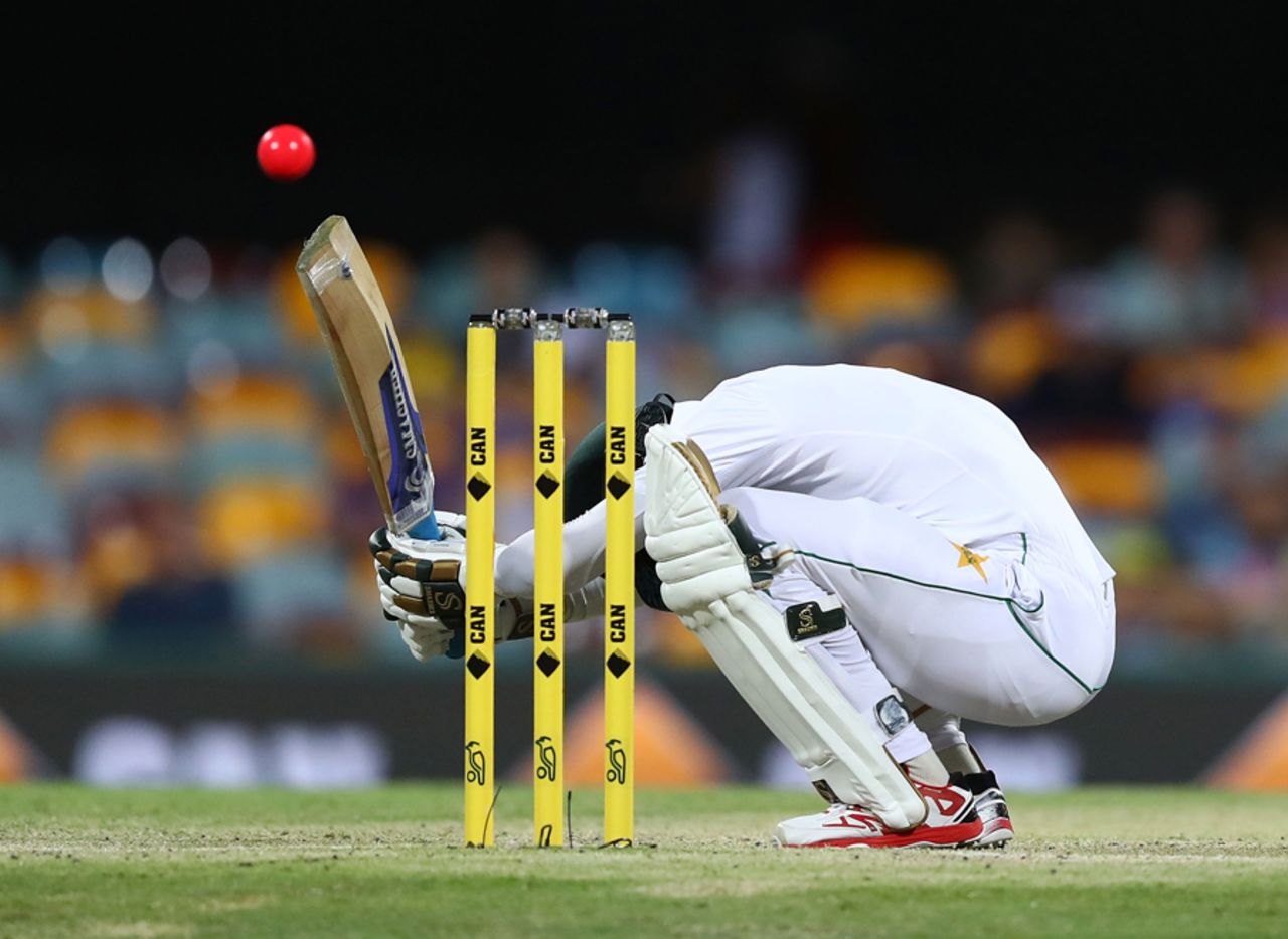 Mohammad Amir ducks under a short ball, Australia v Pakistan, 1st Test, Brisbane, 4th day, December 18, 2016