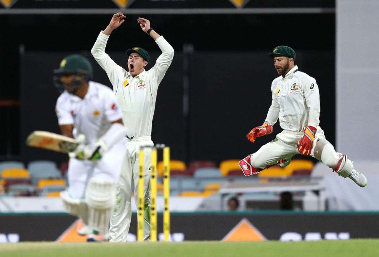 Matthew Wade reacts to a catch slipping through Usman Khawaja's fingers, Australia v Pakistan, 1st Test, Brisbane, 4th day, December 18, 2016