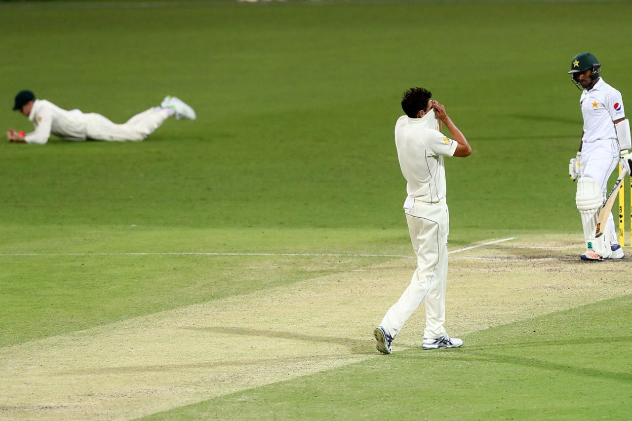 Mitchell Starc reacts to Steven Smith dropping Asad Shafiq off his bowling, Australia v Pakistan, 1st Test, Brisbane, 4th day, December 18, 2016