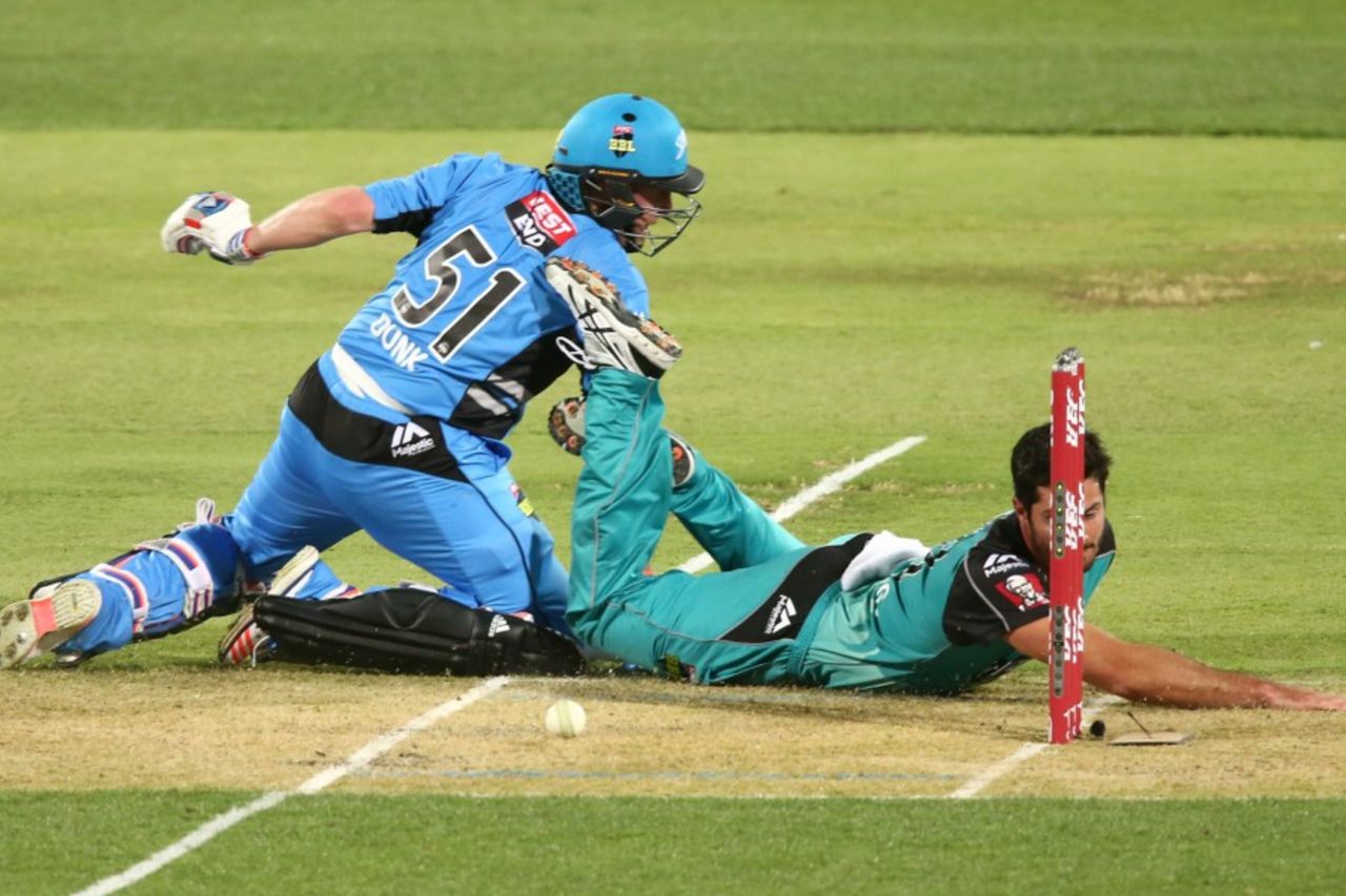 Ben Cutting and Ben Dunk get tied up during an attempted run, Adelaide Strikers v Brisbane Heat, Big Bash League 2016-17, Adelaide, December 21, 2016