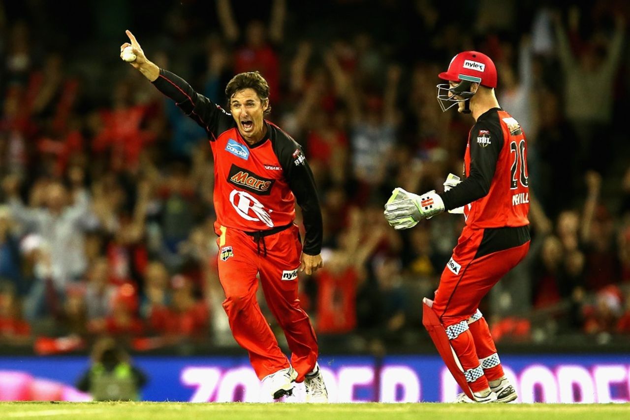 Brad Hogg picked up two wickets in an over, Melbourne Renegades v Sydney Thunder, Big Bash League 2016-17, Melbourne, December 22, 2016