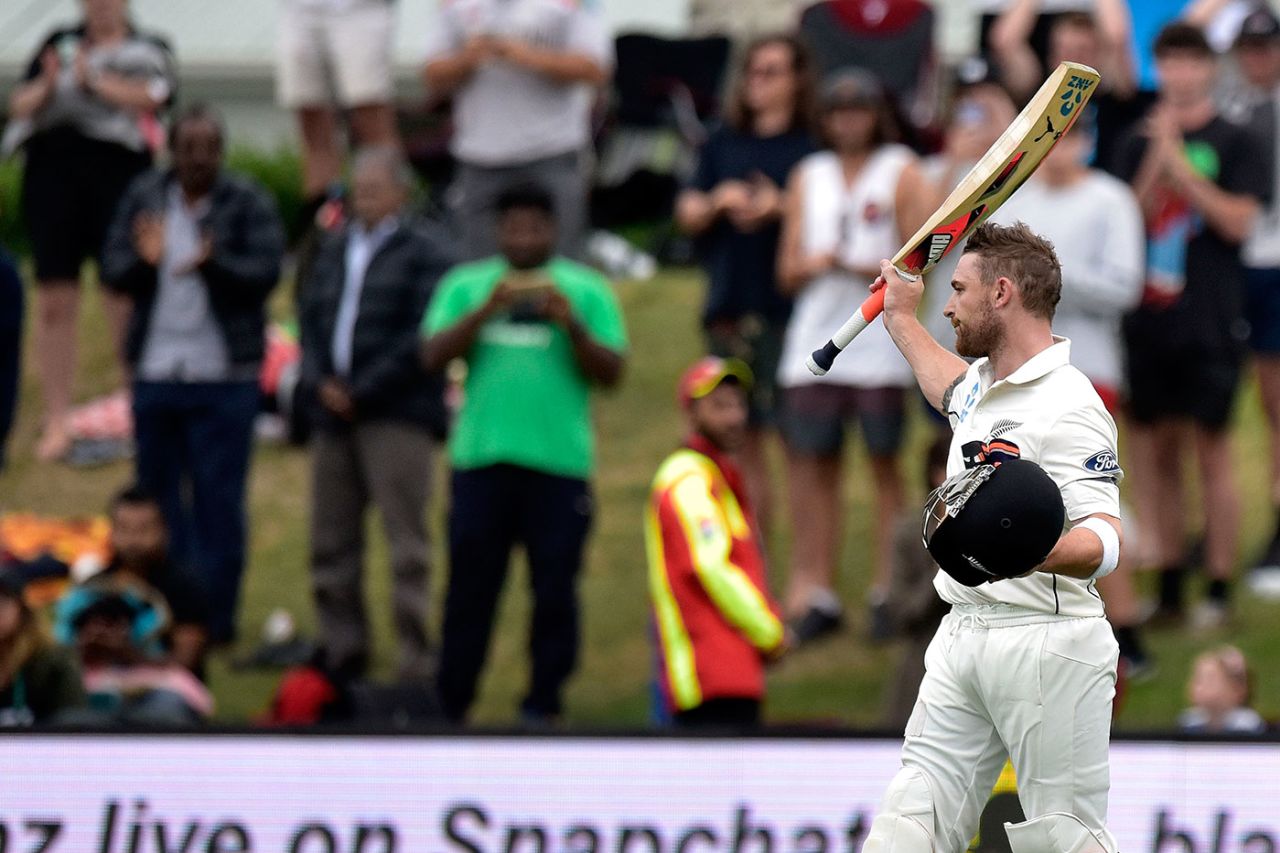 Brendon McCullum raises his bat to acknowledge the applause after his final Test innings, New Zealand v Australia, 2nd Test, Christchurch, 3rd day, February 22, 2016
