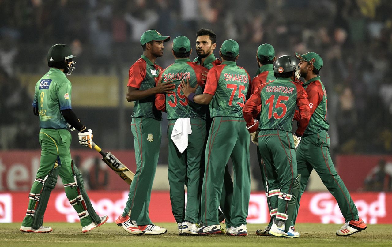 Mashrafe Mortaza and Bangladesh celebrate Mohammad Hafeez's dismissal, Bangladesh v Pakistan, Asia Cup 2016, Mirpur, March 2, 2016
