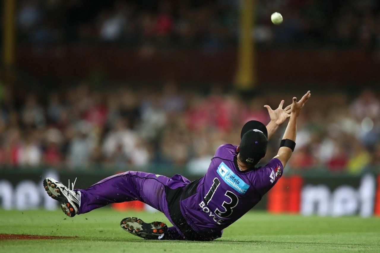 Cameron Boyce slipped at the last moment and fumbled a tough catch, Sydney Sixers v Hobart Hurricanes, Big Bash League 2016-17, Sydney, December 23, 2016