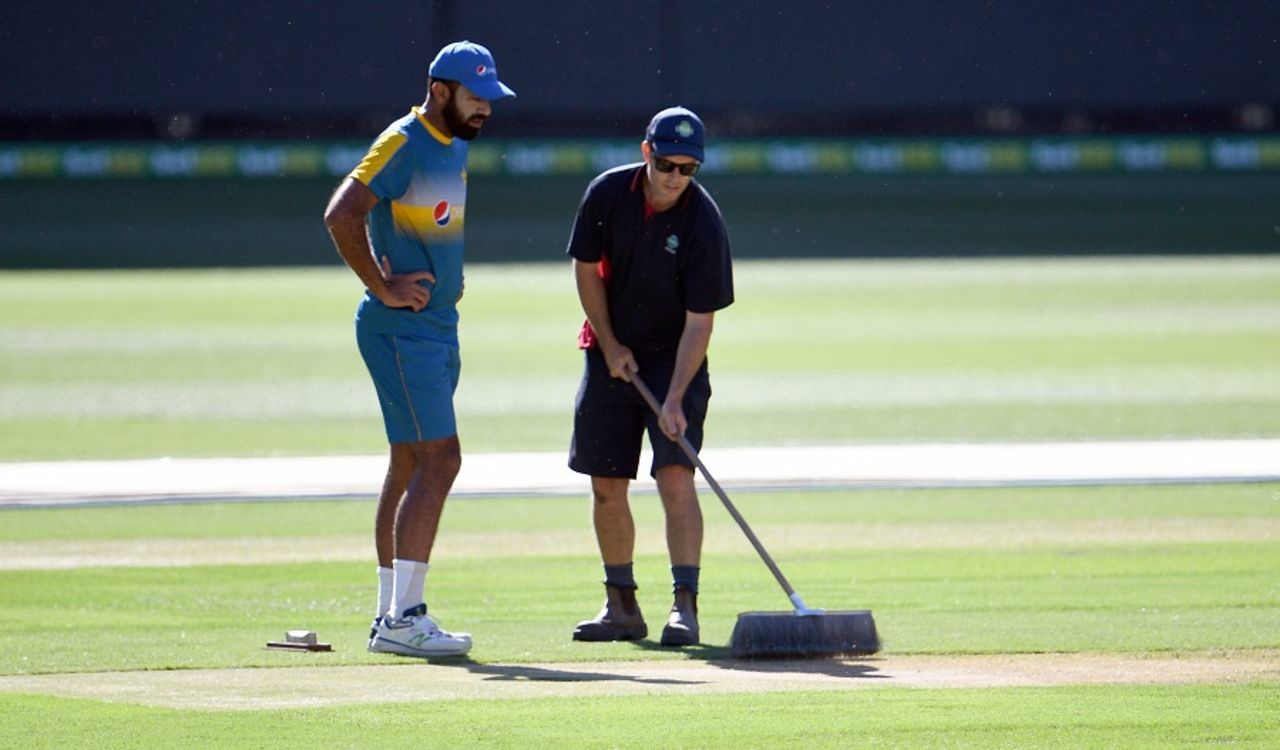 Wahab Riaz takes a look at the MCG surface, Melbourne, December 24, 2016