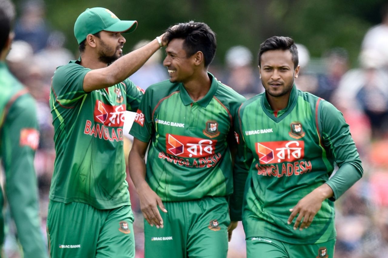 Mustafizur Rahman celebrates the wicket of Martin Guptill with team-mates, New Zealand v Bangladesh, 1st ODI, Christchurch, December 26, 2016