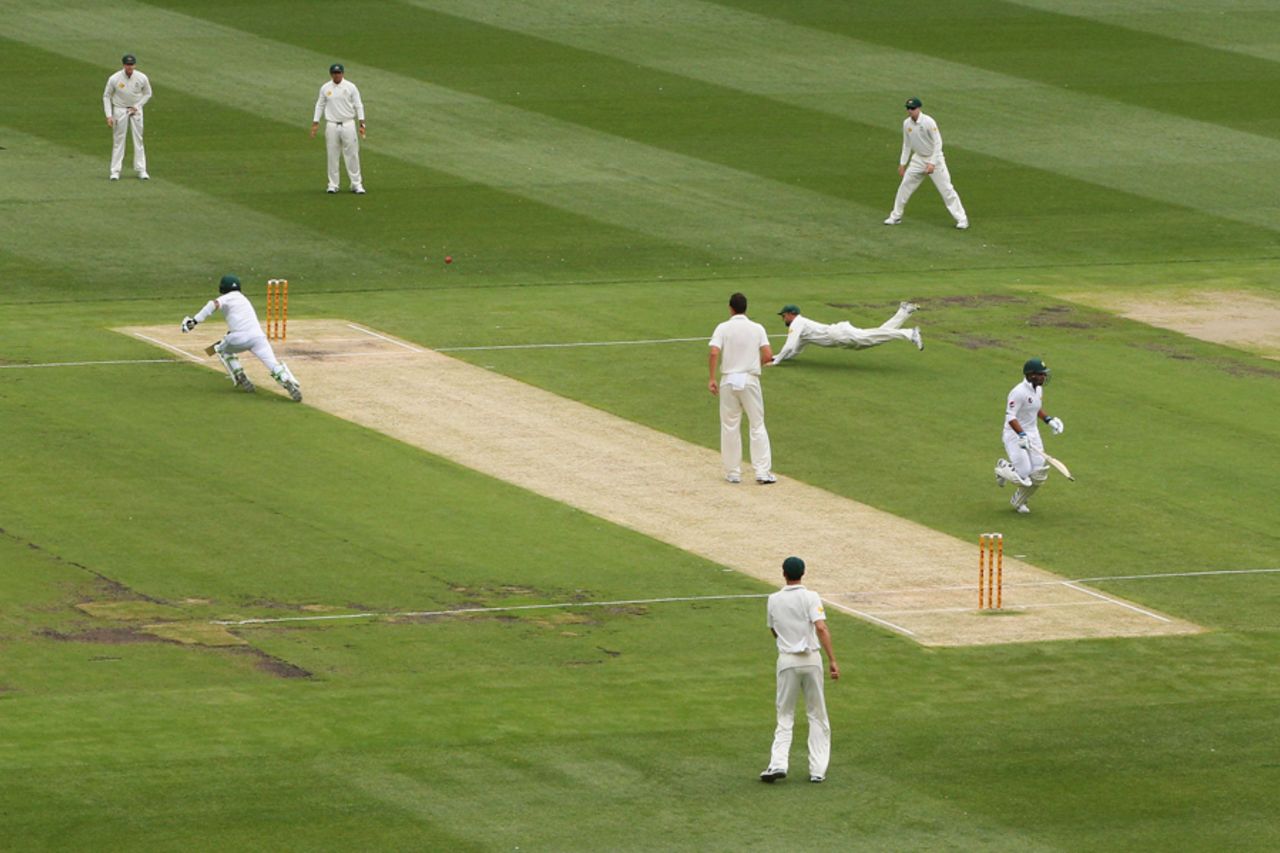 Nathan Lyon tries to run Sami Aslam out, Australia v Pakistan, 2nd Test, 1st day, Melbourne, December 26, 2016