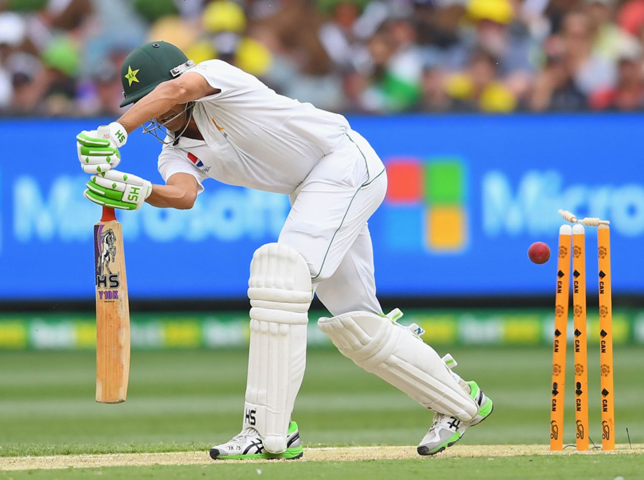 The ball sneaks through the gap and takes Younis Khan's off stump, Australia v Pakistan, 2nd Test, 1st day, Melbourne, December 26, 2016