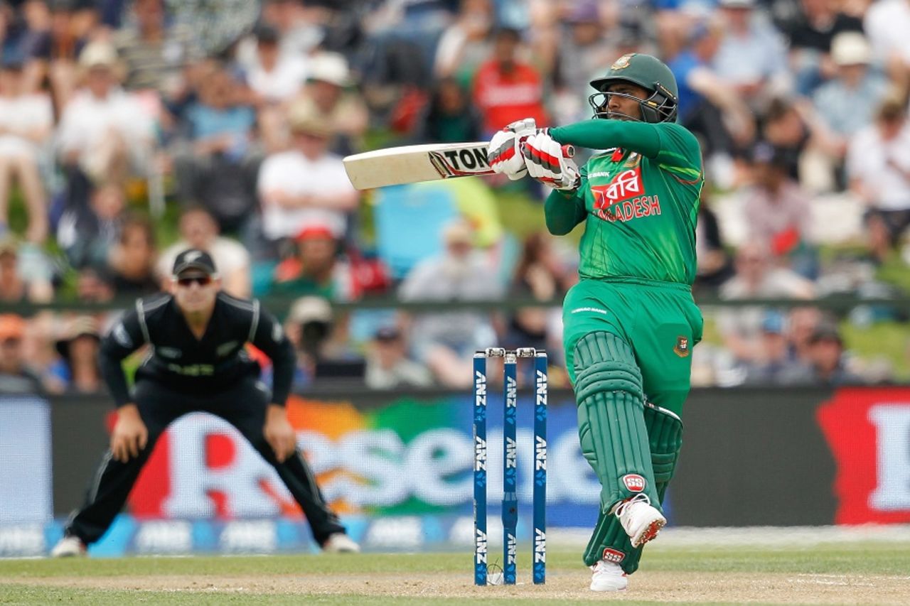 Imrul Kayes employs the pull to deal with a short ball, New Zealand v Bangladesh, 1st ODI, Christchurch, December 26, 2016