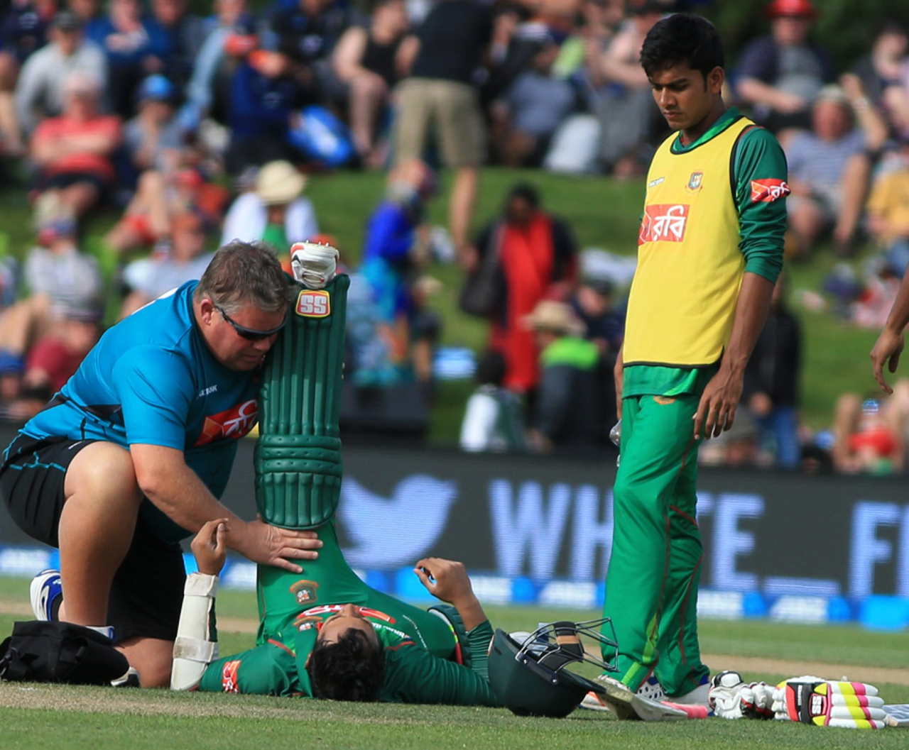 Mushfiqur Rahim had to retire hurt after a hamstring pull, New Zealand v Bangladesh, 1st ODI, Christchurch, December 26, 2016