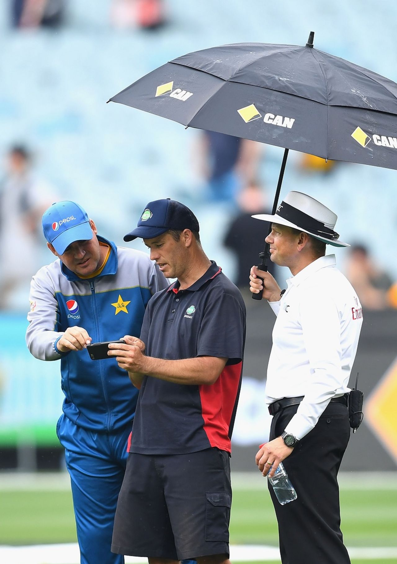 Mickey Arthur checks in with the groundstaff and umpires, Australia v Pakistan, 2nd Test, 2nd day, Melbourne, December 27, 2016