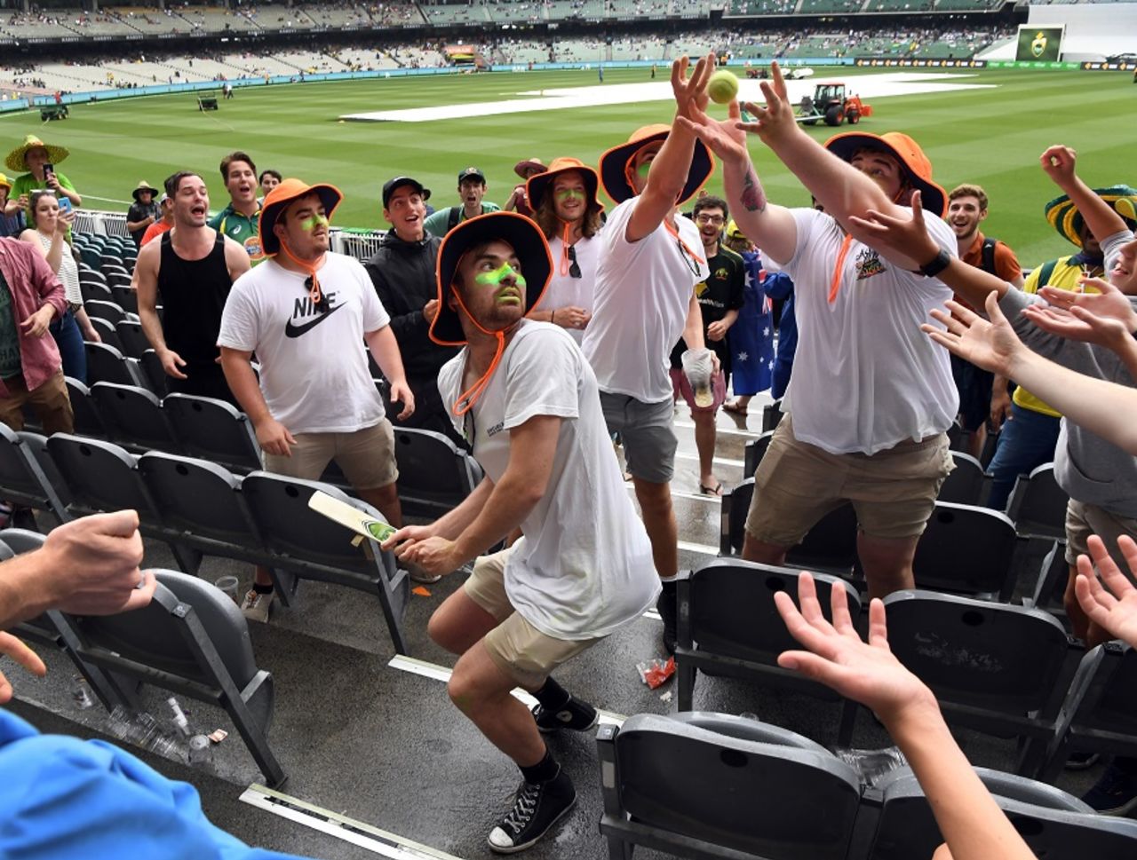 Not all cricket was stopped at the MCG for rain, Australia v Pakistan, 2nd Test, 2nd day, Melbourne, December 27, 2016
