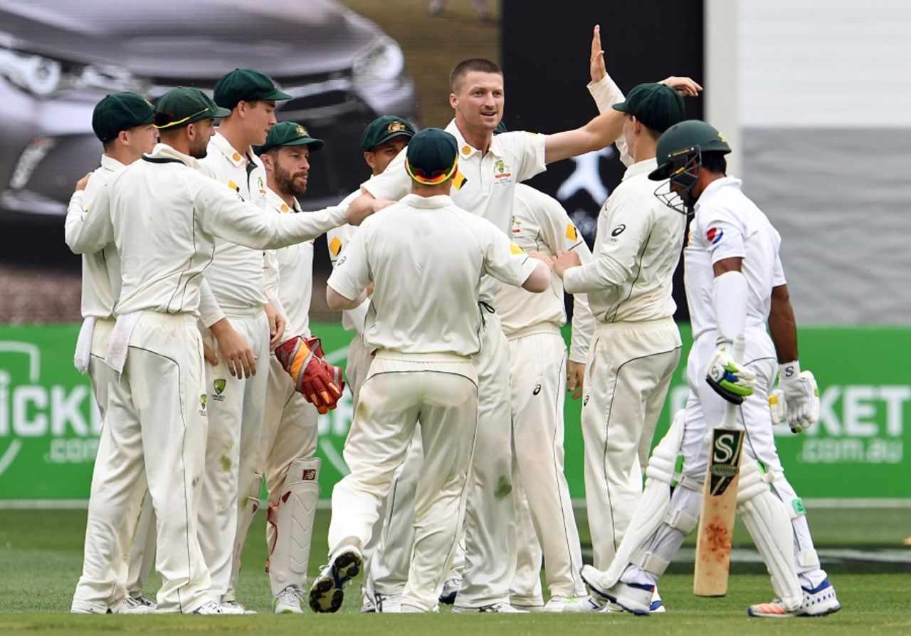 Jackson Bird celebrates with team-mates after dismissing Asad Shafiq, Australia v Pakistan, 2nd Test, 2nd day, Melbourne, December 27, 2016