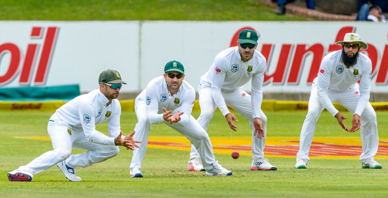 JP Duminy gets low to try and catch one in the slips, South Africa v Sri Lanka, 1st Test, Port Elizabeth, 2nd day, December 27, 2016