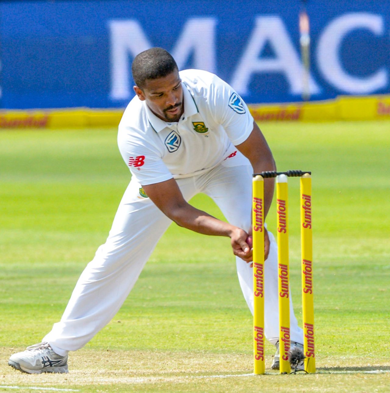 Vernon Philander tries to take the bails off at the non-strikers end, South Africa v Sri Lanka, 1st Test, Port Elizabeth, 2nd day, December 27, 2016