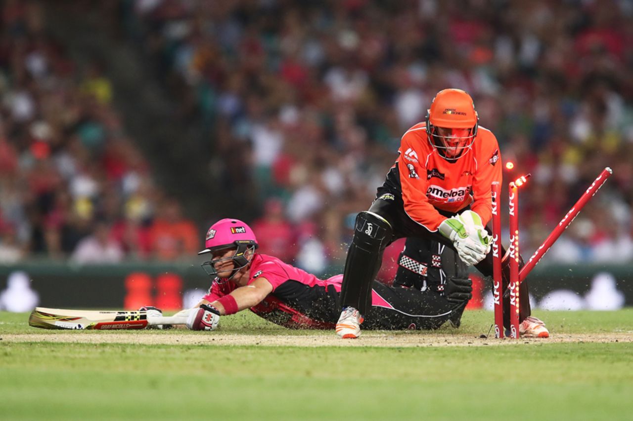 Sam Billings slides to avoid being run out by Sam Whiteman, Sydney Sixers v Perth Scorchers, Big Bash League, Sydney, December 27, 2016