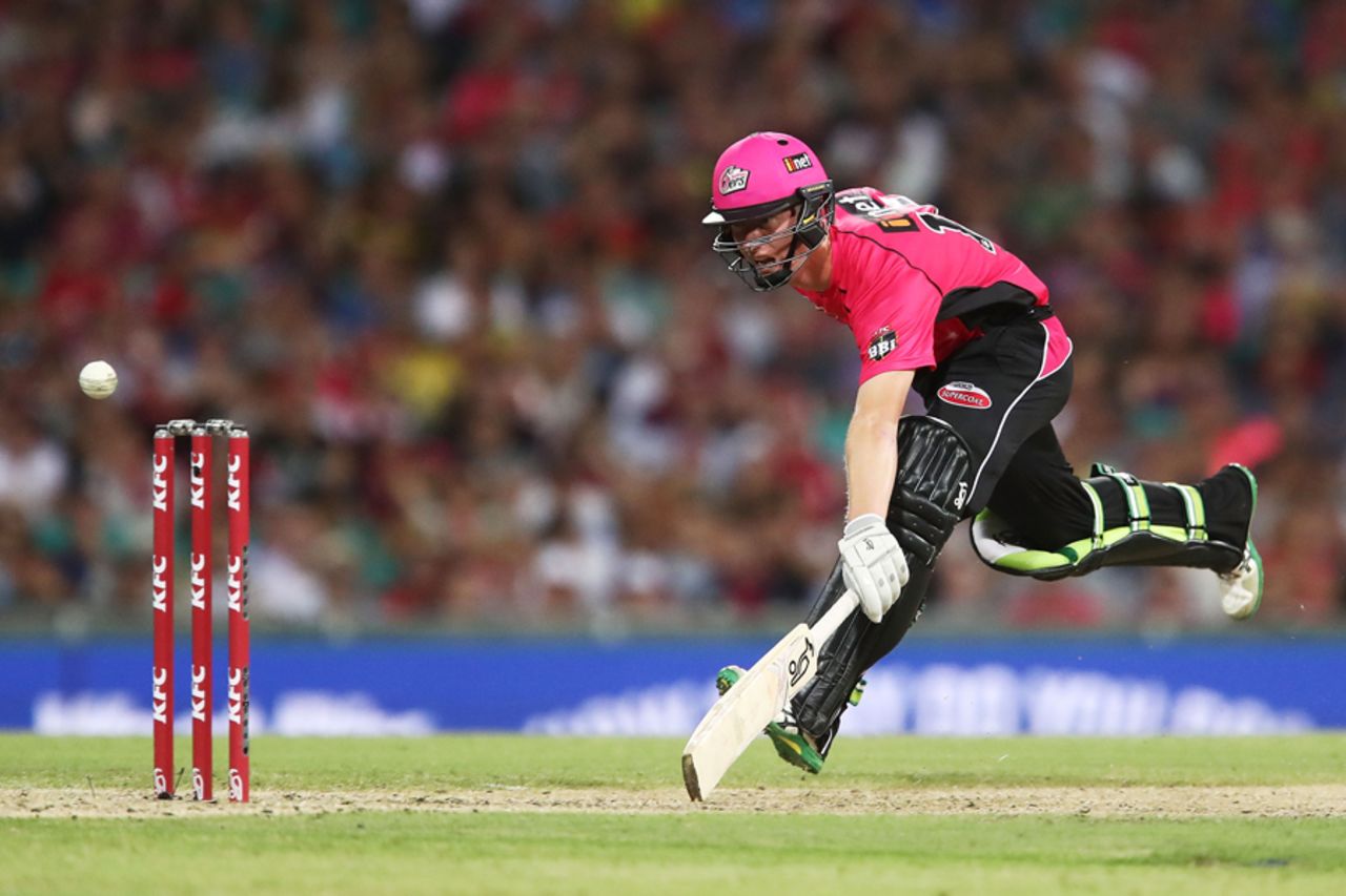 Jordan Silk stretches to complete a run, Sydney Sixers v Perth Scorchers, Big Bash League, Sydney, December 27, 2016