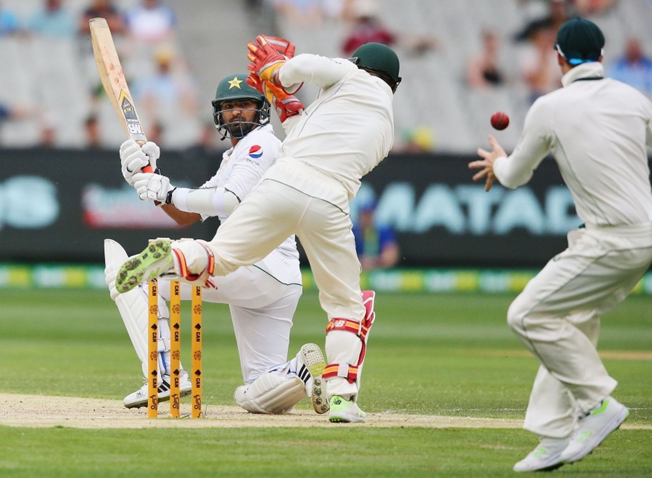 Sohail Khan makes the wicketkeeper and slip dance, Australia v Pakistan, 2nd Test, 3rd day, Melbourne, December 28, 2016