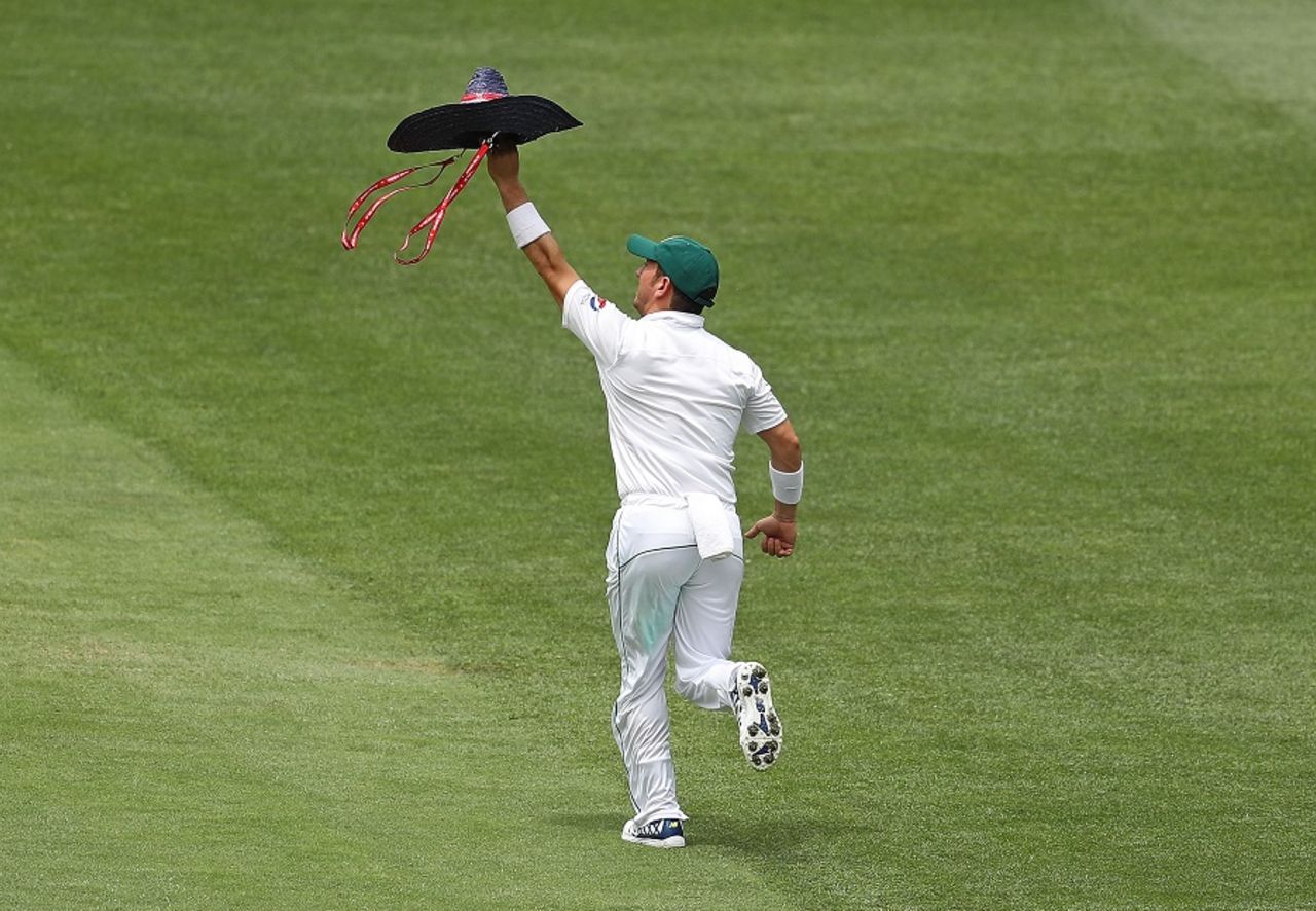 Yasir Shah returns a hat that flew into the field, Australia v Pakistan, 2nd Test, 3rd day, Melbourne, December 28, 2016