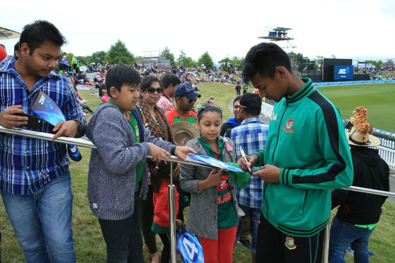 Mustafizur Rahman signs autographs for Bangladesh fans, New Zealand v Bangladesh, 2nd ODI, Nelson, December 29, 2016