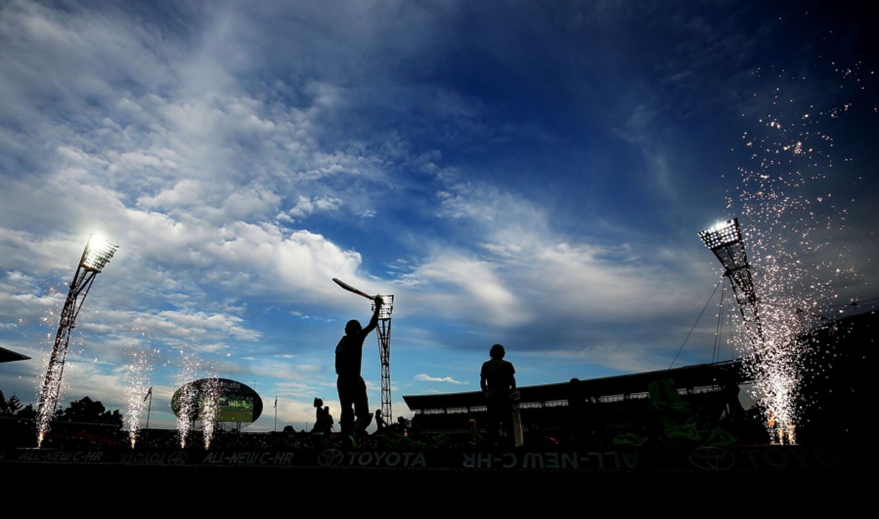 The Thunder batsmen walk out to the middle, Sydney Thunder v Brisbane Heat, Big Bash League 2016-17, Sydney, December 28, 2016