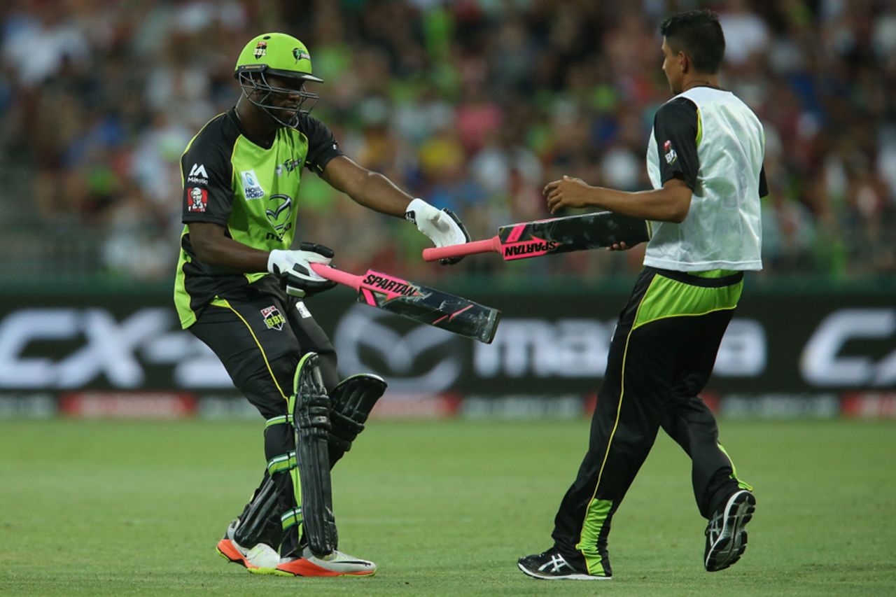 Andre Russell switches bats during his innings, Sydney Thunder v Brisbane Heat, Big Bash League 2016-17, Sydney, December 28, 2016