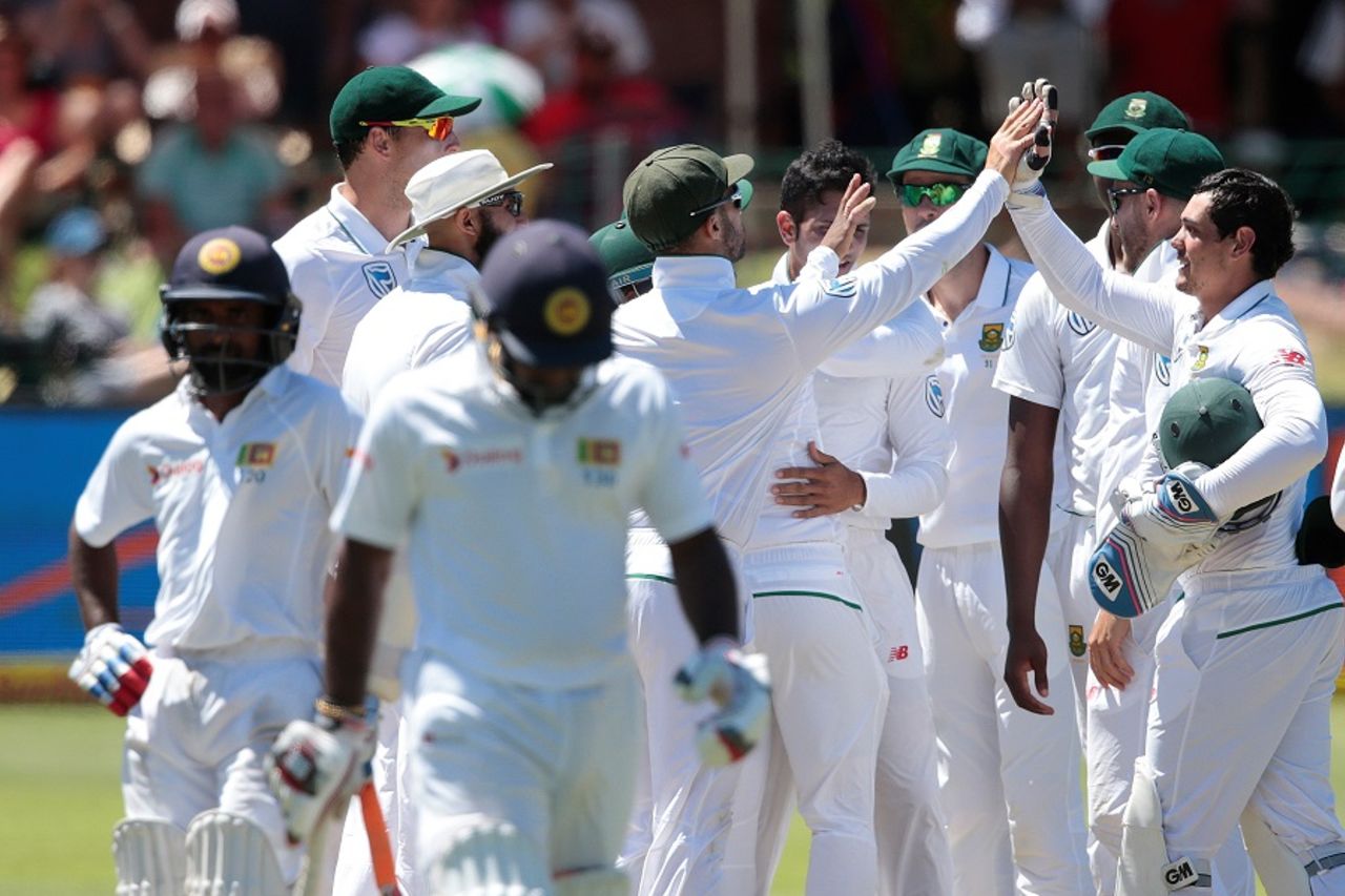 The South African players get together to celebrate the wicket of Kusal Perera, South Africa v Sri Lanka, 1st Test, Port Elizabeth, 4th day, December 29, 2016